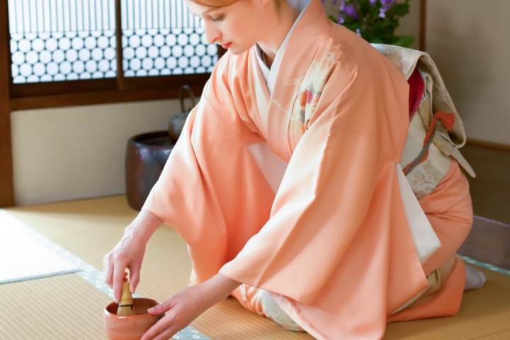 着物を着てお茶をたてる女性