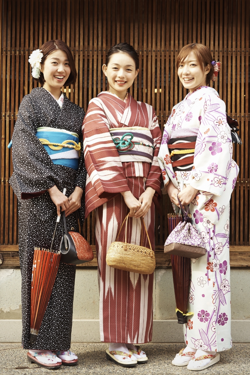 着物を着ている3人の女性